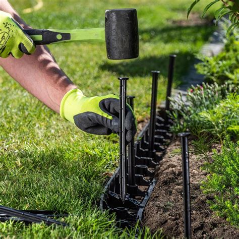 ilustrácia zeleného, rovnomerne zavlažovaného futbalového trávnika s automatickými postrekovačmi