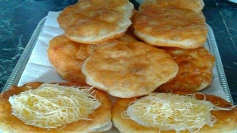 ilustrácia - hotové langoše potreté cesnakom s rôznymi prísadami