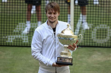 Ocenený študent Patrik Pavol Marguš s trofejou za víťazstvo v súťaži.
