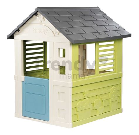 Ilustračná fotografia detského záhradného domčeka Smoby s otvorenými dverami a oknami.