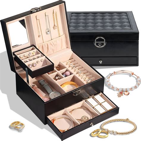 Šperkovnica s rôznymi zlatými šperkami