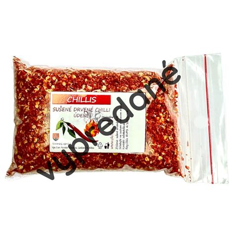 Koláž rôznych foriem spracovania chilli papričiek: sušené, mrazené, nakladané