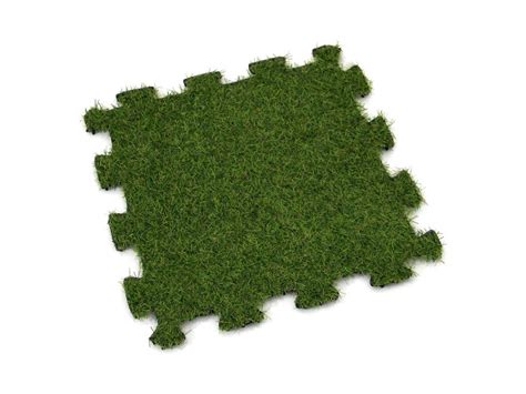 Infografika: prierez trávnikom s plsťou vs. vertikutovaným trávnikom