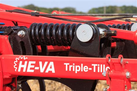 Detail radličkového kypriča HE-VA Triple-Tiller s označenými technickými parametrami