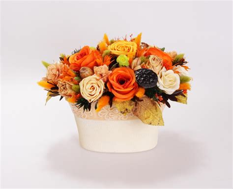 aranžmá z čerstvých lístků lípy citronové v keramické misce