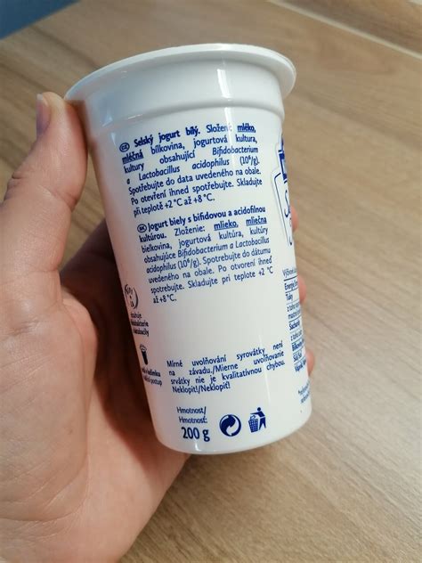 biely jogurt zriedený vodou