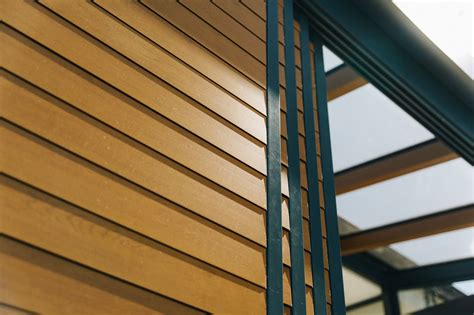 Detailná fotografia hliníkových lamiel rôznych dĺžok