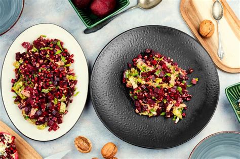 Misku plnú žiarivých zrniečok granátového jablka