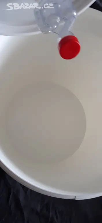 Fotografia čistej fermentačnej nádoby s kvasnou trubicou