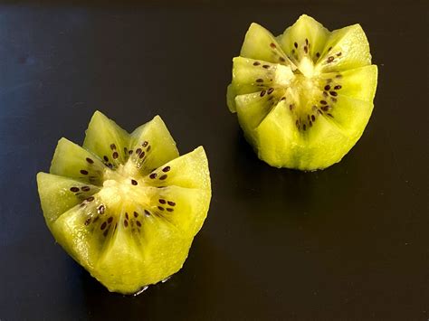 ilustrácia zrelých plodov kiwi a ich prierezu