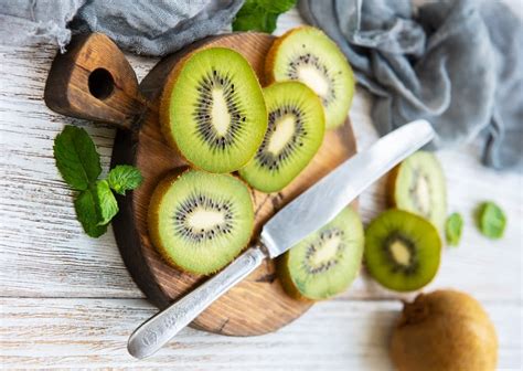 fotografia procesu získavania semien kiwi z dužiny