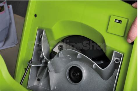 Detail koliesok a rukoväte drviča Fieldmann FZD 4010-E pre ľahkú manipuláciu