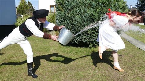 Fotografia znázorňujúca tradičné veľkonočné polievanie vodou z vedra.