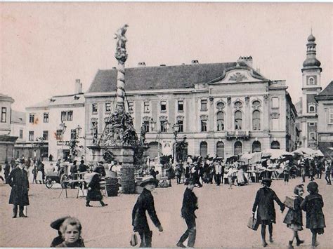 Historická pohľadnica zachytávajúca oblievačku v Poľsku (30. alebo 40. roky 20. storočia).