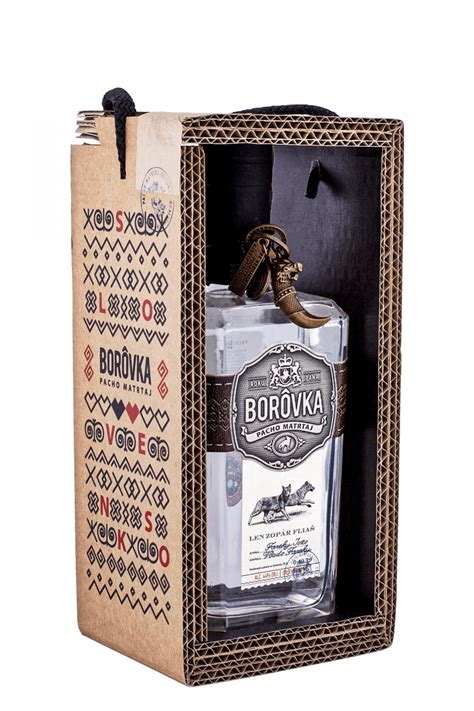 Ilustračná fotografia fľaše Borôvky Pacho Matrtaj s tradičnými slovenskými motívmi