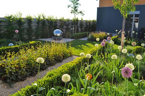 Záhradný architekt radí zákazníkovi pri výbere rastlín