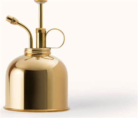 Detailná fotografia starého mosadzného postrekovača s označením 