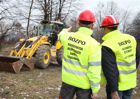 Fotografia bagra s lopatovým drvičom pri práci na stavenisku