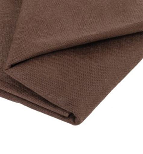 netkaná textília na záhone s cibuľou