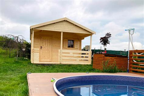 Fotografia priestrannej drevenej záhradnej chatky