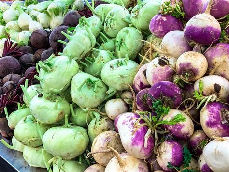 Ilustračná fotografia rôznych druhov kalerábu (zelený a fialový).