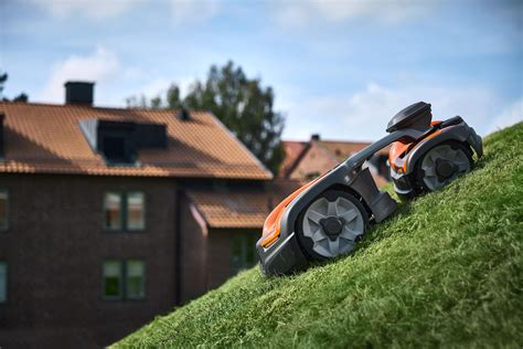 Fotografia robotickej kosačky Husqvarna Automower 535 AWD v akcii na svahu.