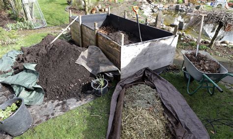 Ilustrácia prípravy pôdy na záhone s kompostom.