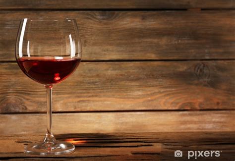 pohár červeného vína a miska s hroznom