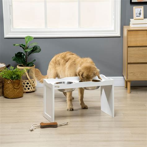 detailný záber plodnice rýdzika kravského s charakteristicky plstnatým okrajom klobúka