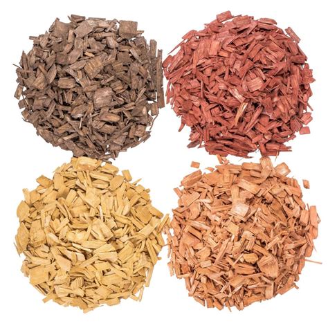 Oranžová drevená štiepka rozložená na záhone.