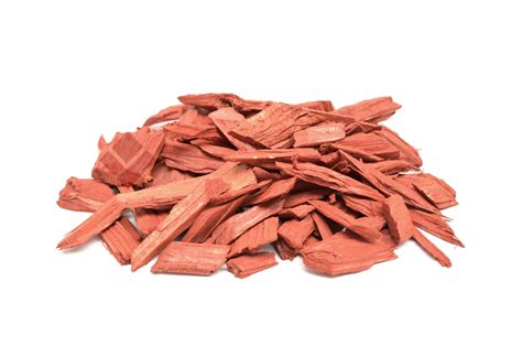 Detailná fotografia oranžovej drevenej štiepky s viditeľnou štruktúrou.