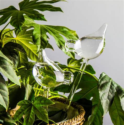 dekoratívny sklenený vtáčik ako zavlažovač