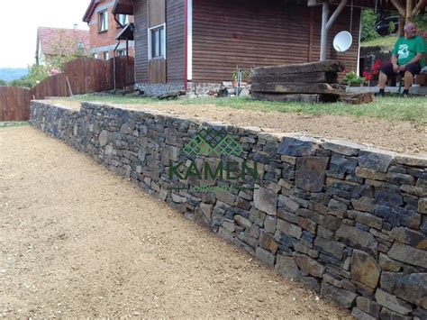 Detail chodníka z prírodného kameňa vedúceho cez predzáhradku