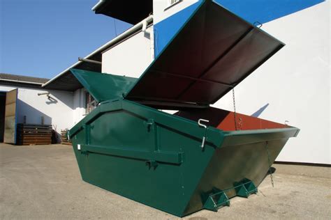 Fotografia veľkokapacitného kontajnera naplneného hroznom