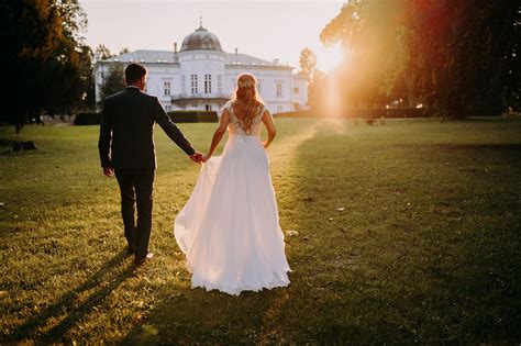 Duby ponechané na paseke, ktoré ukazujú podobu stromov rastúcich v zápoji - štíhle, vysoké, s pár vetvami smerujúcimi za svetlom