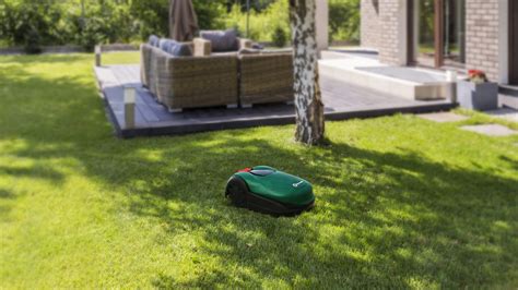 Tabuľka s prehľadom parametrov pri výbere robotickej kosačky (veľkosť pozemku, sklon, typ navigácie)