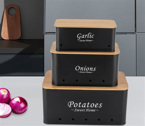 Ilustračná fotografia rôznych typov nádob na skladovanie cibule a cesnaku