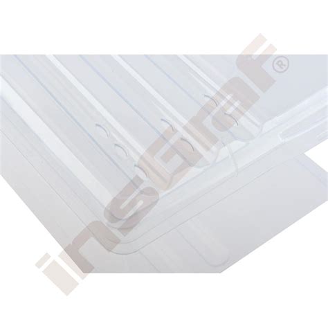 Detailný záber kovovej nádoby na cibuľu s viditeľnými vetracími otvormi