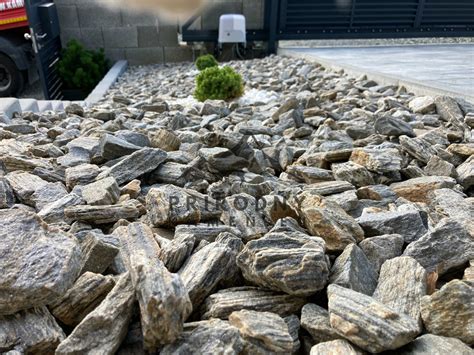 Ukážka rôznych materiálov použitých na ohraničenie záhonov (mulč, štrk, kamene, palisády)