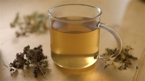 Ilustračná fotografia muža užívajúceho bylinkový čaj