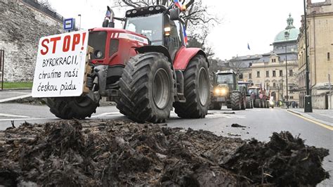 rozhadzovanie hnoja farmármi na proteste