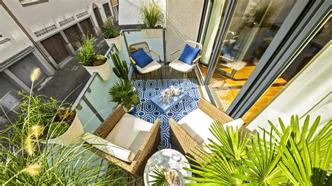 Balkón s pestovateľskými vreckami s rôznymi rastlinami