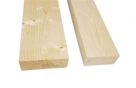 Ukážka rôznych druhov drevených hranolov a dosiek vhodných na stavbu