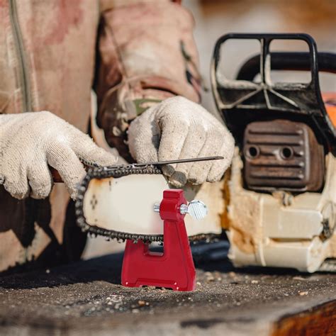 Detailný záber na reťazovú pílu s popisom jej funkcií