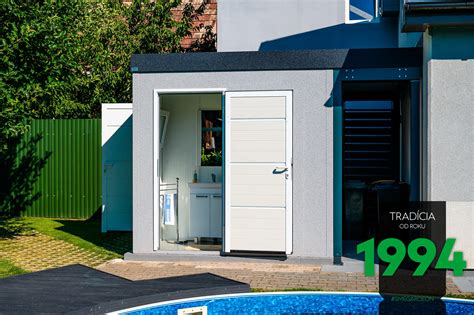 Detail vetracích mriežok na plastovom záhradnom domčeku.