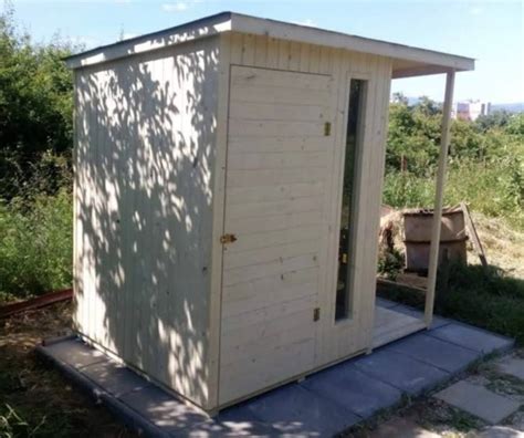 Porovnávacia tabuľka výhod a nevýhod plechových, plastových a drevených záhradných domčekov.