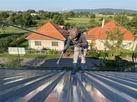 fotografia aplikácie ochranného náteru na drevenú konštrukciu pomocou striekacieho zariadenia