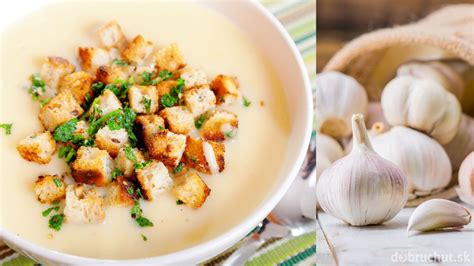 fotografia hotového pečeného cesnaku na tanieri s pečivom