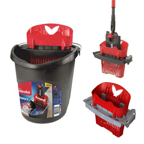 vedro s kuracím trusom a vodou