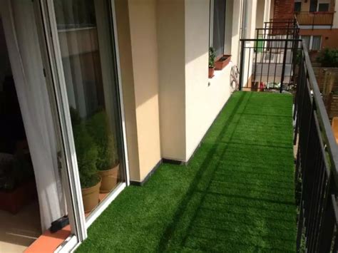 Moderný balkón s umelým trávnikom a záhradným nábytkom